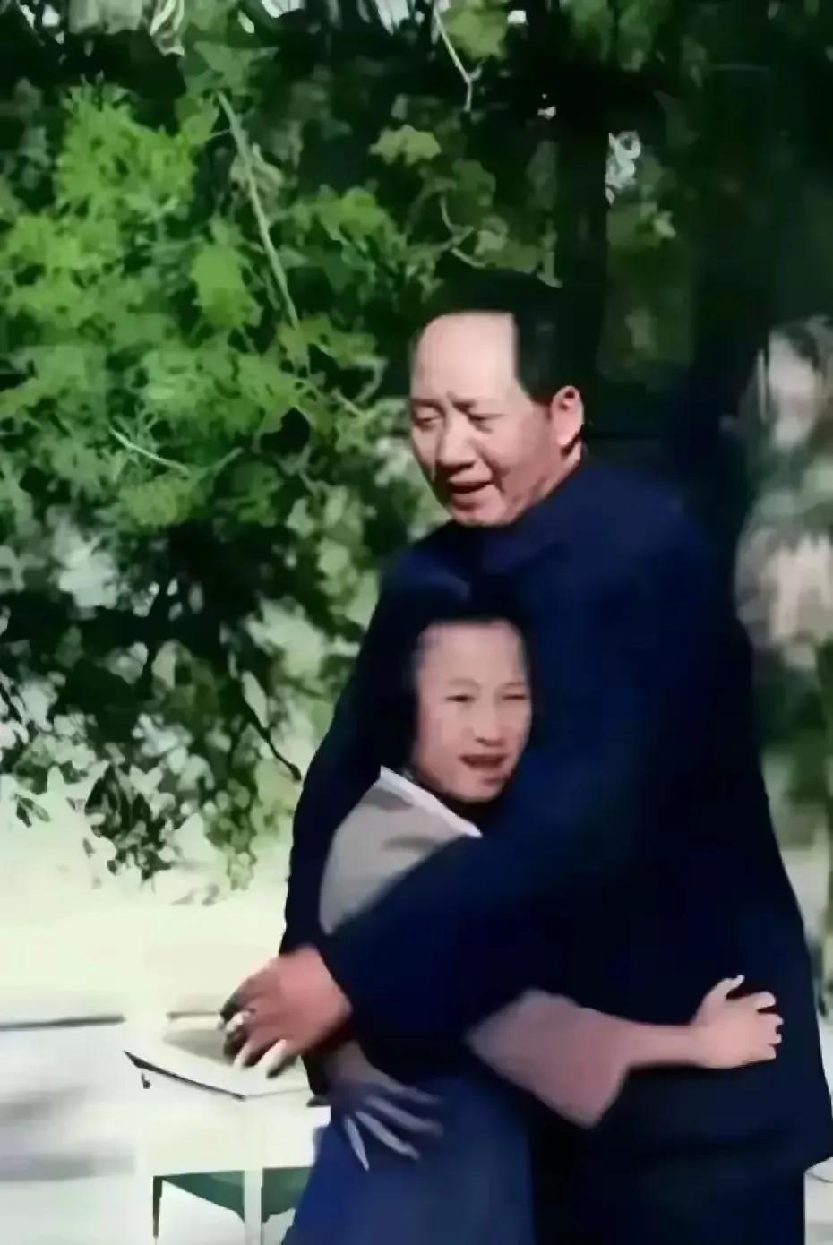毛主席父爱满满，抱着小女儿李讷，父亲就是女儿的一座山！
李讷像别的小朋友一样，在