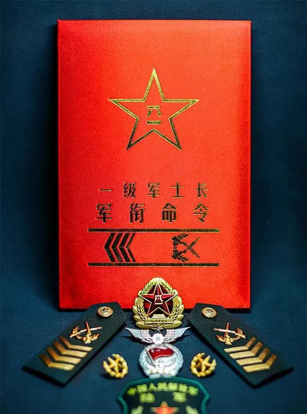 我是工勤岗人员，在部队服役12年，安置到县直单位的。
2018年上班时，定为初级