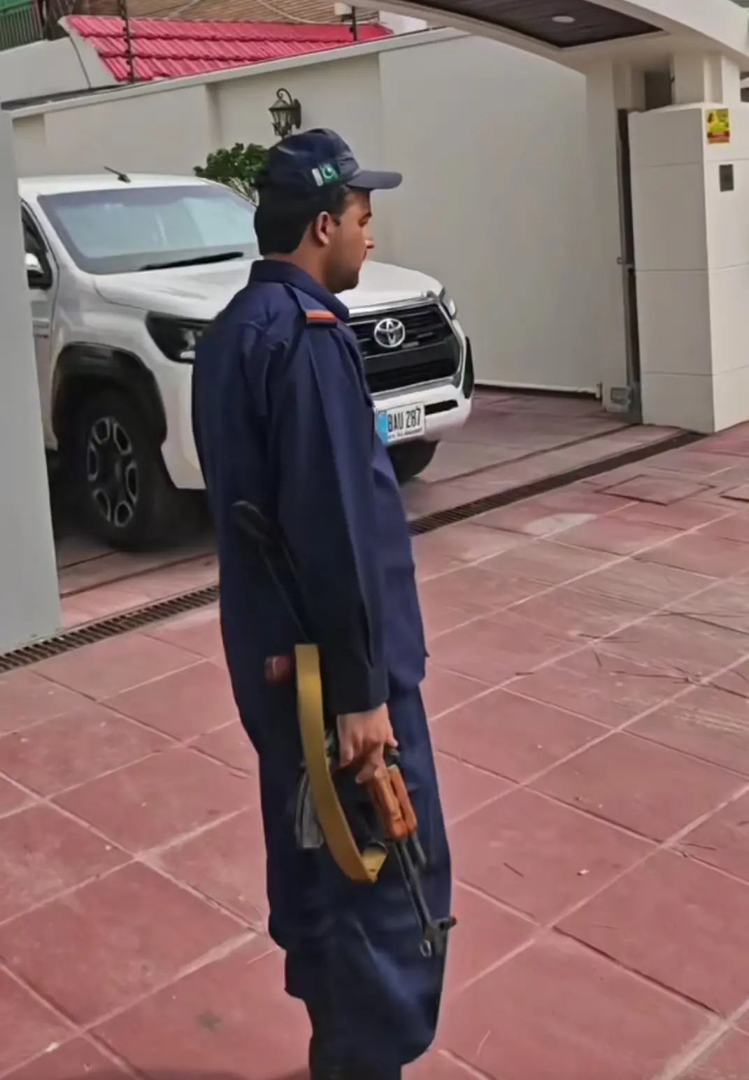 这是哪里，门卫竟然带着枪守大门。

