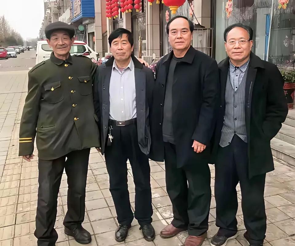 命运是个很神奇的东西，当年一起扛枪，一起奔赴战场的战友，这就退休三年了。
真是经