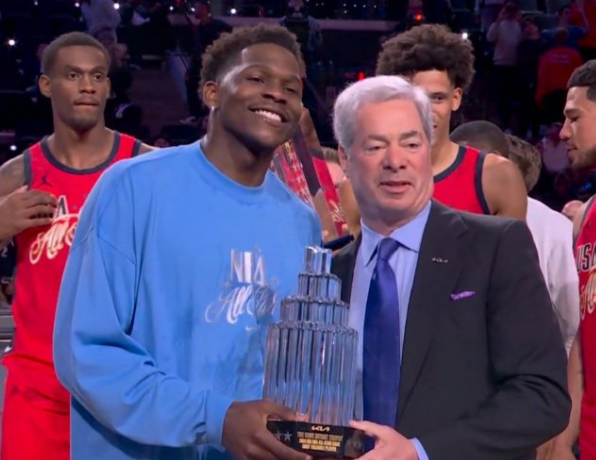 新星队以47-21的比分战胜星条队夺冠。获得MVP的爱德华兹表现出色，全场砍下3