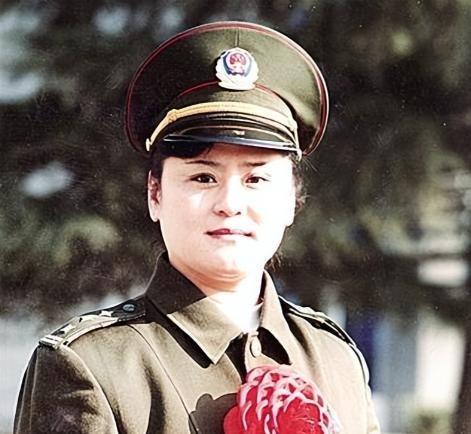 1988年，郑州火车站一姑娘被两名大汉强行塞入出租车内，就在车子一个急刹车时，姑