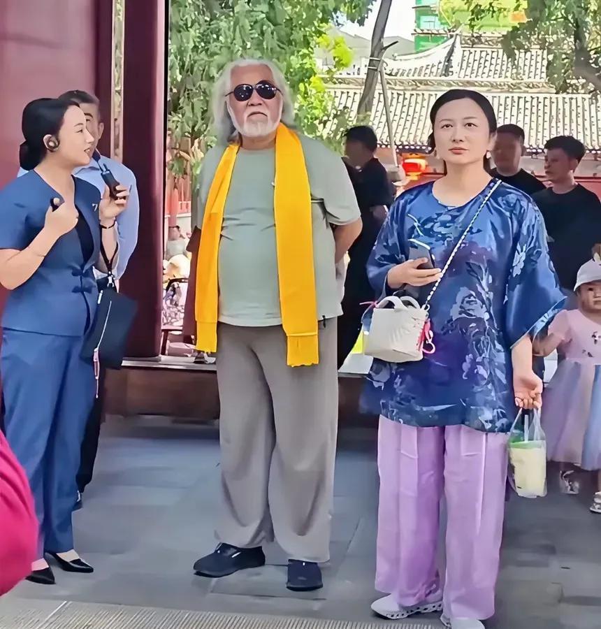 看来是真爱了
如果这是刚恋爱
张导这打死也看不上吧
一个可能是生了孩子
身体还没