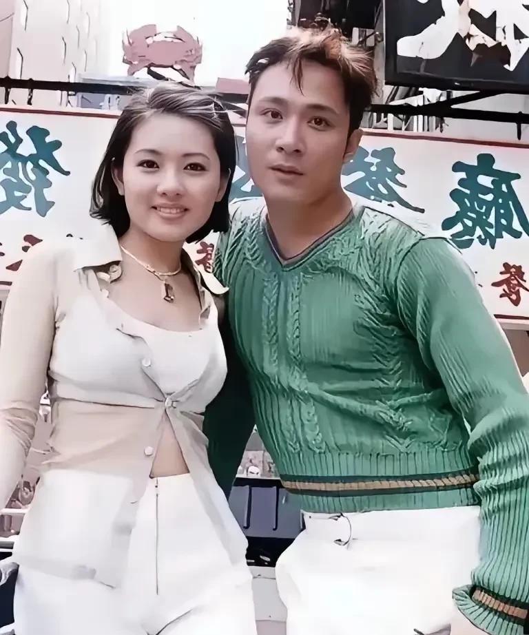 上世纪90年代 ，帅哥吴镇宇和靓女李丽珍的一张合照。
这照片看起来非常真实，没有