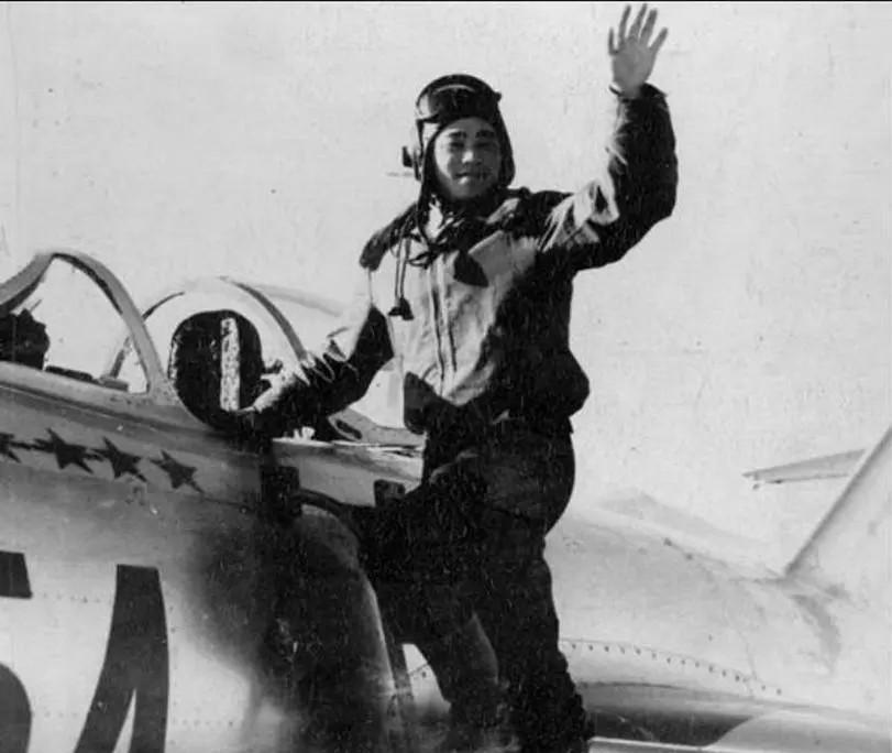 1953年4月7日，大堡机场上空，19岁的志愿军飞行员韩德彩正掩护长机降落，忽然