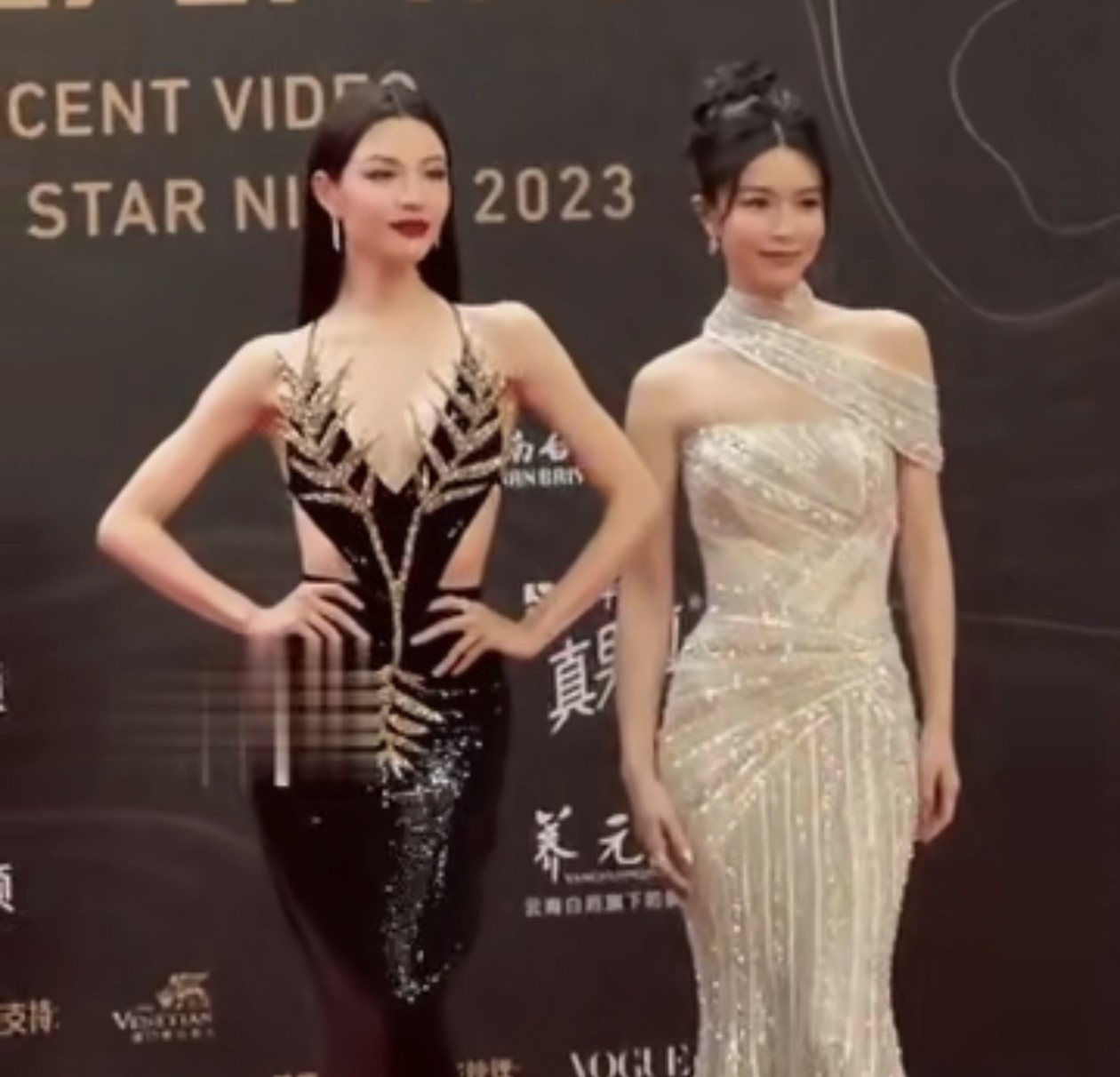 文咏珊在钟楚曦和倪妮身边就像一朵安静绽放的花，那两位自带女王气场，举手投足都是焦