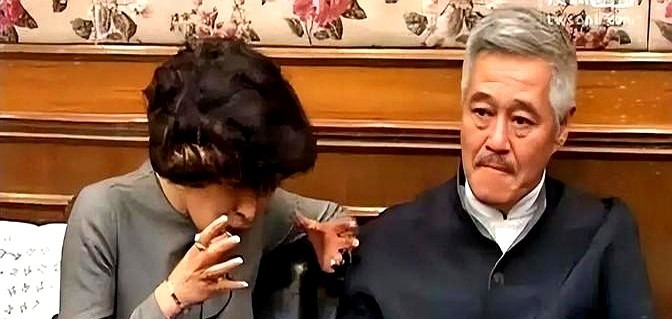 春晚导演与赵本山讨论节目











怎么回事？春晚后台，总导演哈文和