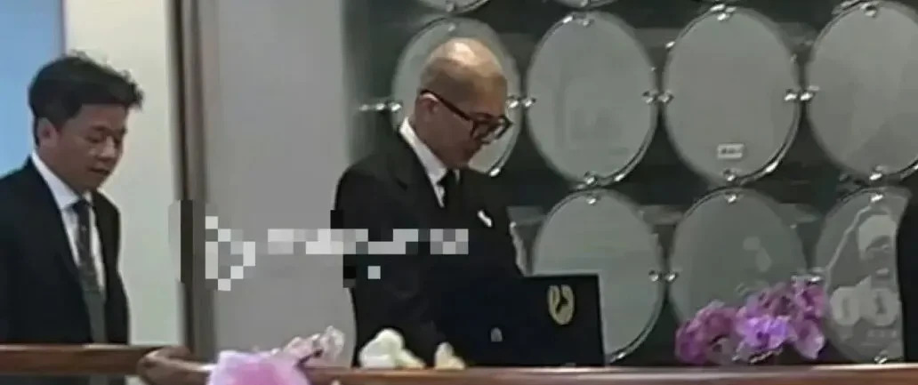 大S的迷惑行为











大S把财产都给了光头，债务却留给了孩子和汪