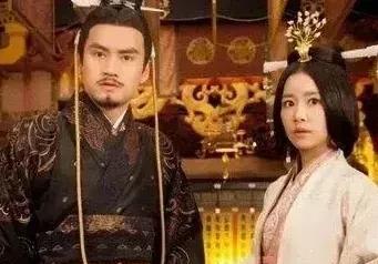 1627年，明熹宗奶娘客氏，突然被一群内监拖拽出屋。
身上衣裳被扒光，整个人压上