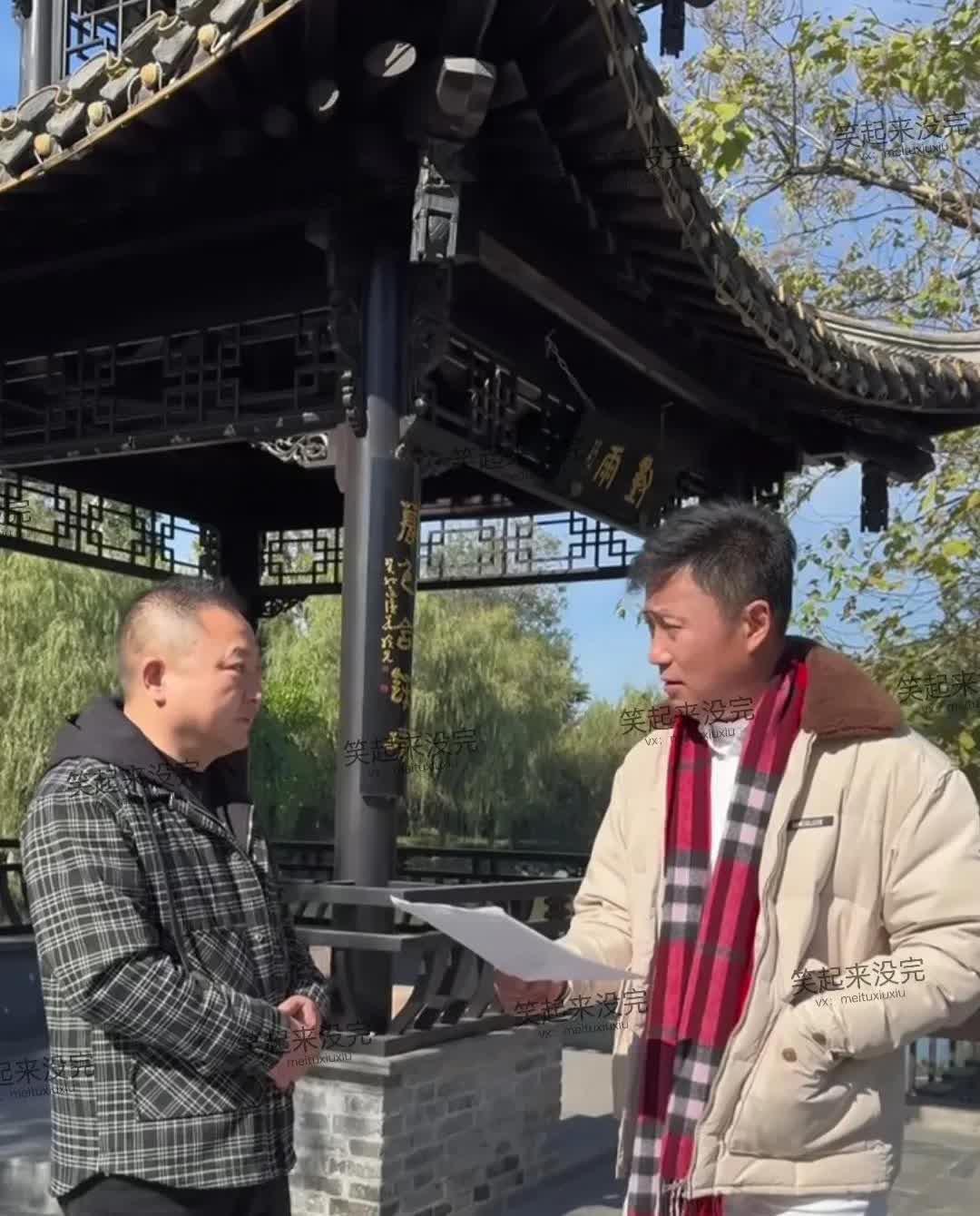 看歌唱家耿为华是越来越帅了，精神头特别足，白裤子白鞋，脖子上还搭条围脖，就是感觉