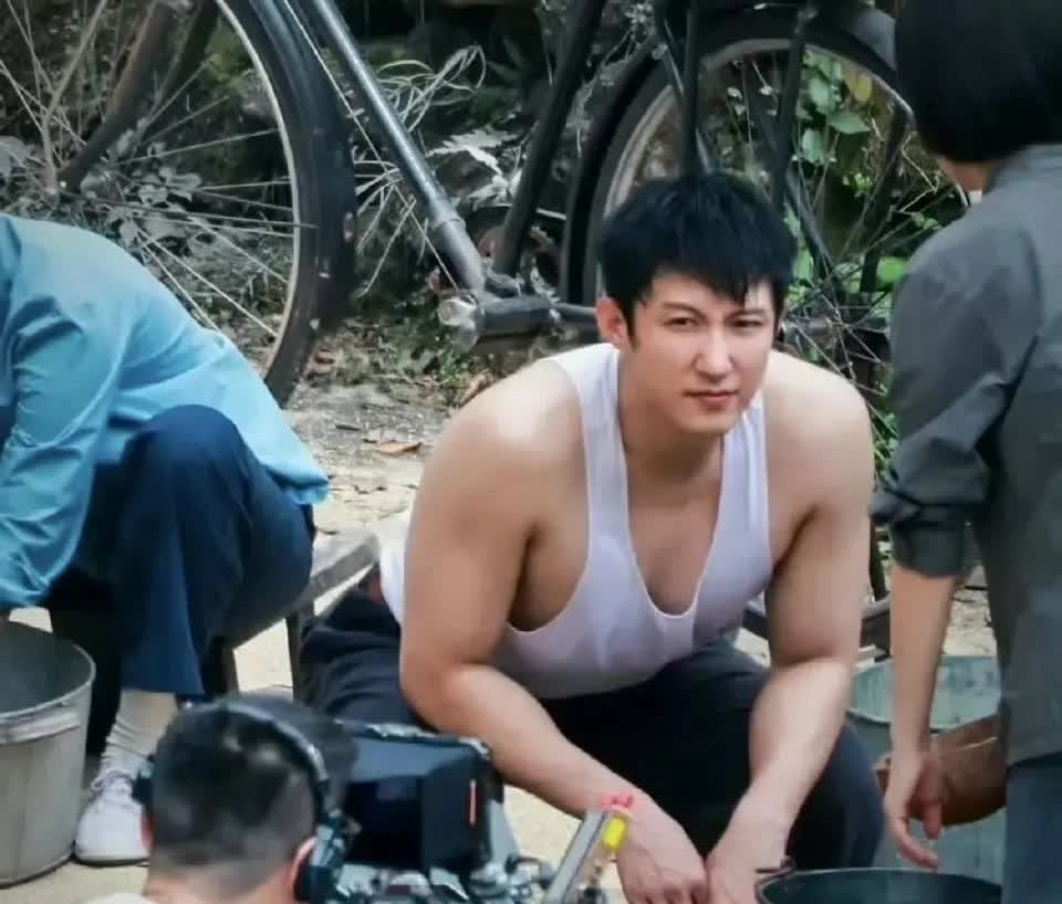 黄景瑜怎么变成这样了，这是传说中的脂包肌吗？肌肉男体脂率一高就真的不能看了，涨得