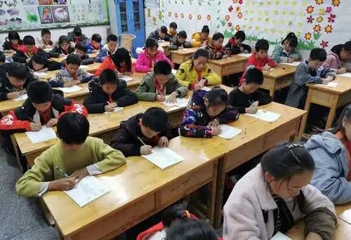 初中回头看，才敢告诉你的关于小学几个真相！
1、初中的前几名和小学的前几名基本还