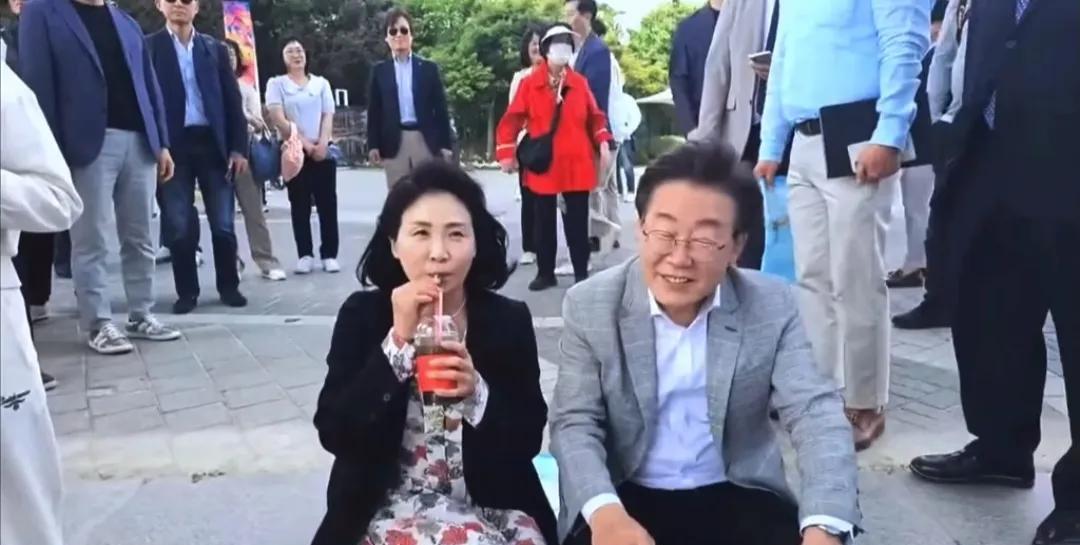李在明和金惠景这对夫妻平时相处真的很甜，跟那些热恋的小情侣一样，也不会让人觉得油