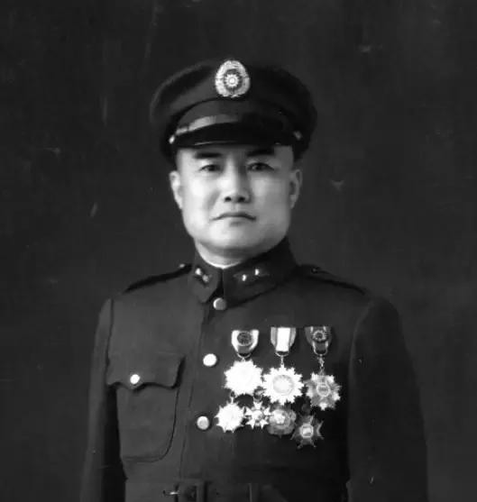 爸，投降吧，您就听我一次！”1948年10月，国民党中将周福成的女儿专门来到了沈