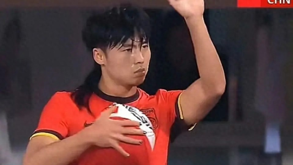 对于汪士钦的红牌男记者都在批评，而女记者李璇的说法与众不同