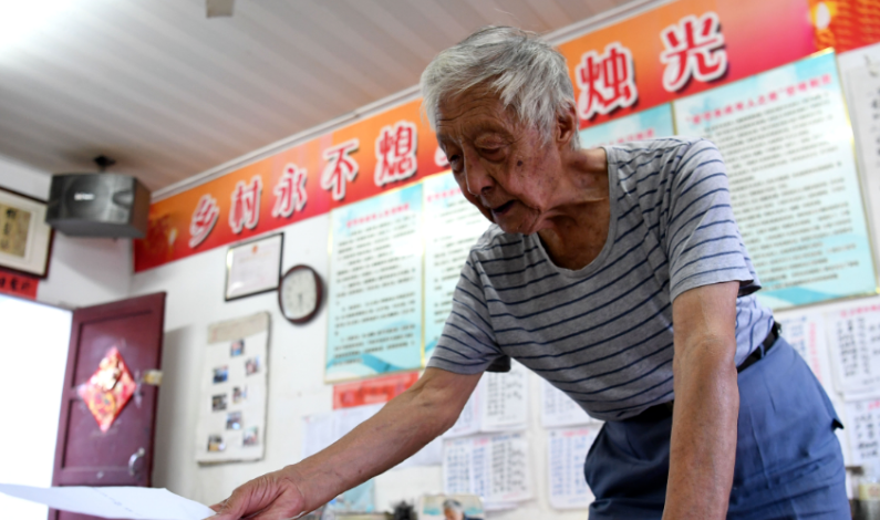 2014年，安徽85岁的老爷子叶连平，刚做完开颅手术第四天，就迫不及待地要出院，