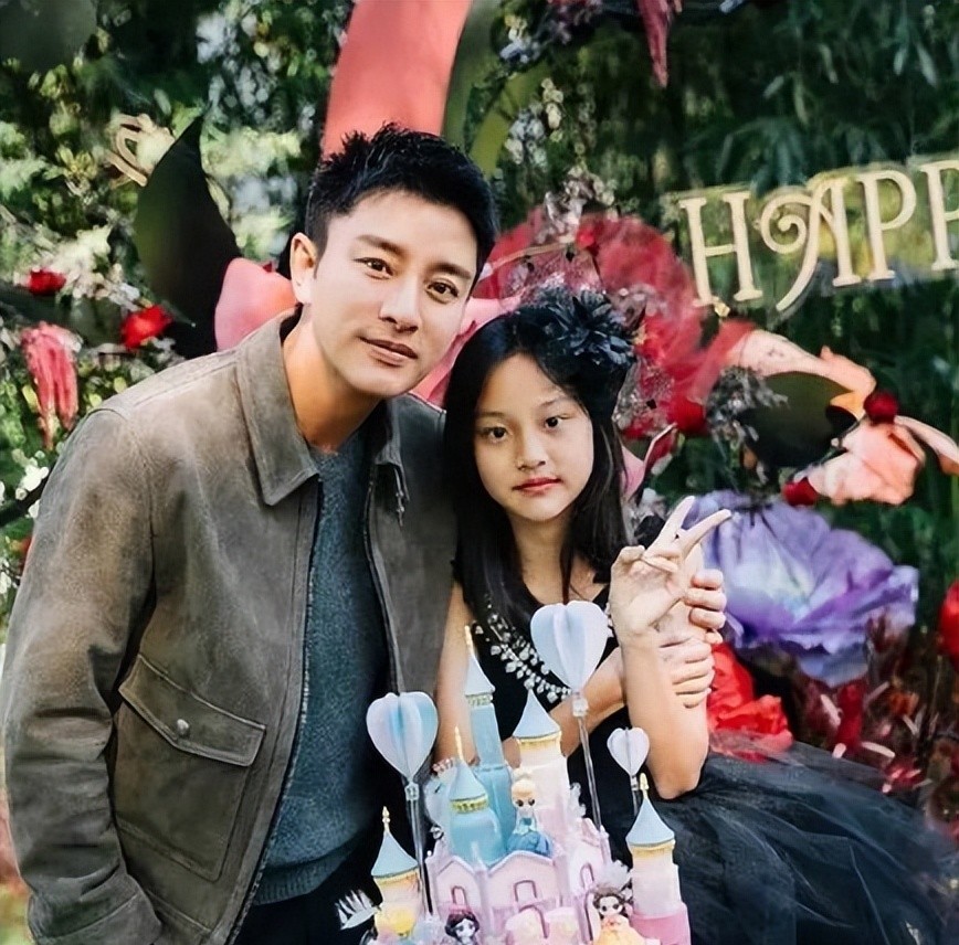 甜馨否认父母复合叫网友别劝，黄圣依曝初恋是贾乃亮，网友劝复合