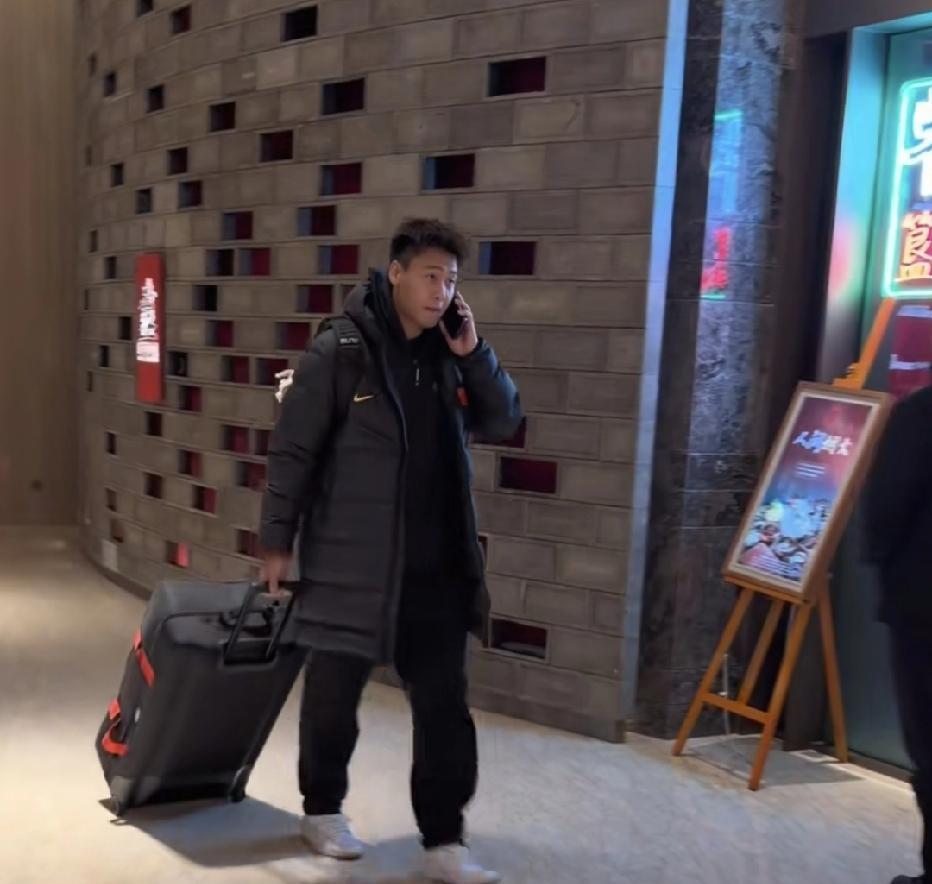 中国男篮最新消息:11月29日早上球迷在酒店拍摄到赵睿随队出征韩国，大概率将进入