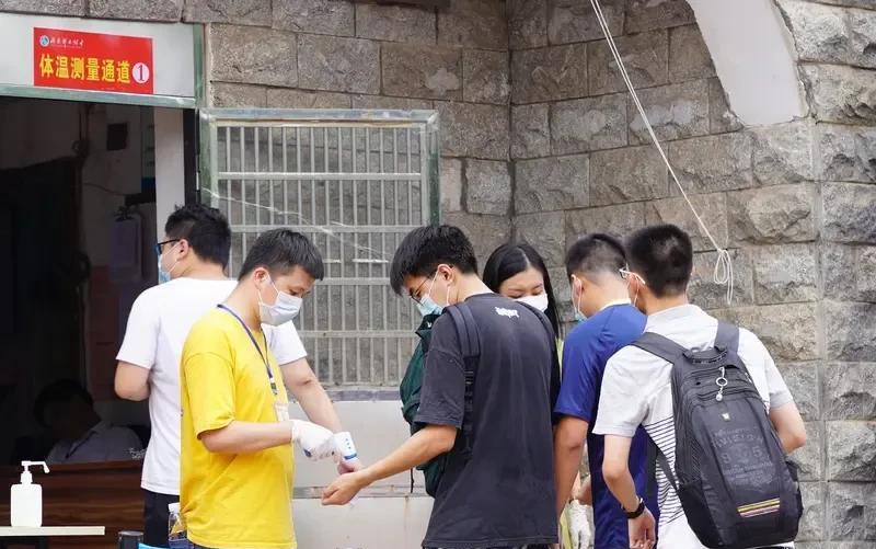 根据2025年最新公布和预估的数据，全国各省高考考生人数排名如下（部分省份数据为