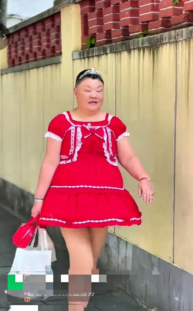 实在太佩服她的勇气了！
每天穿着不同颜色的小公主裙子上街买菜，迈着优雅轻快的步伐