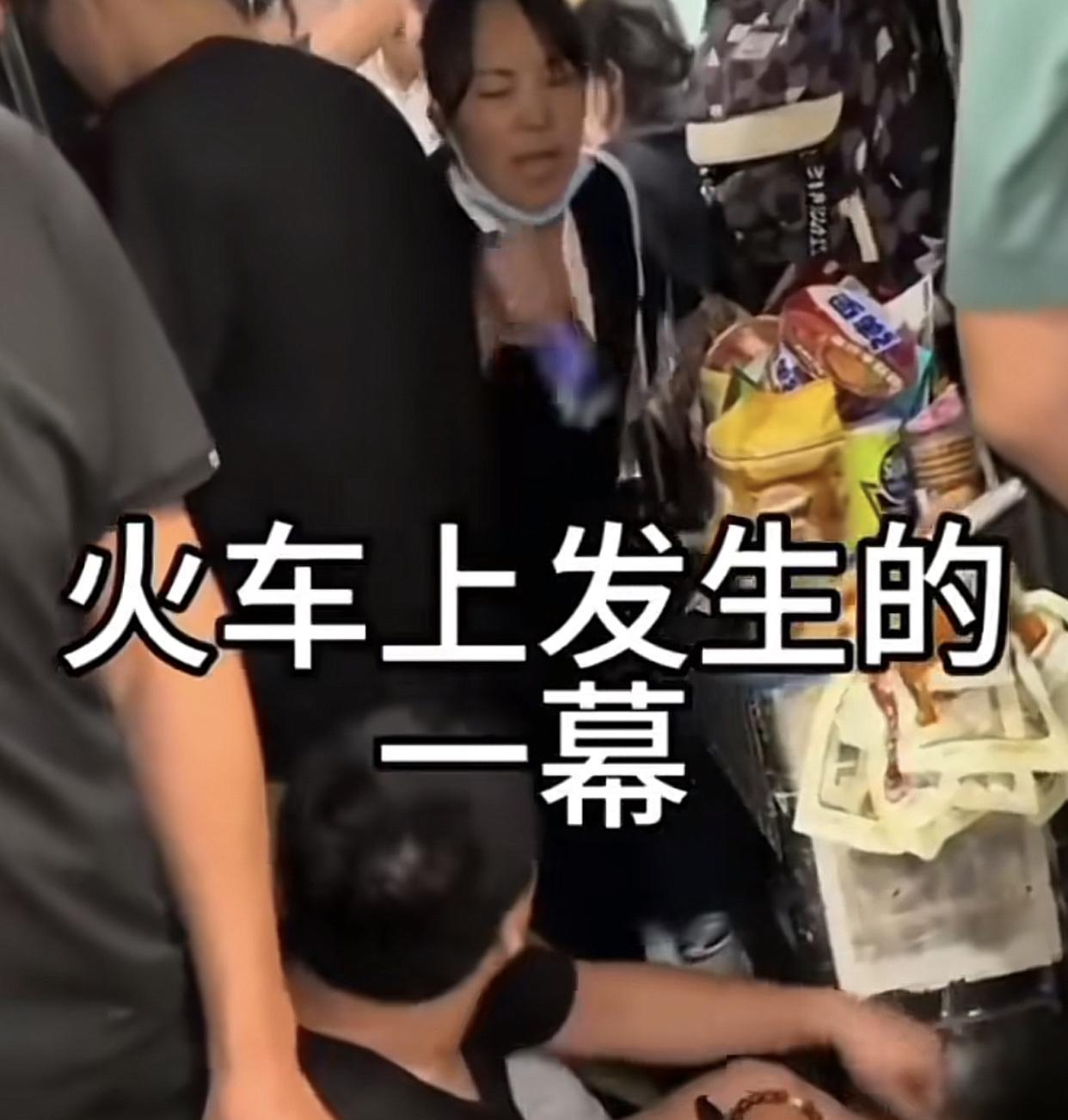 这不是无赖，是缺德！一辆绿皮火车，车厢挤满了人。
女售货员推着售货车想着过另一节