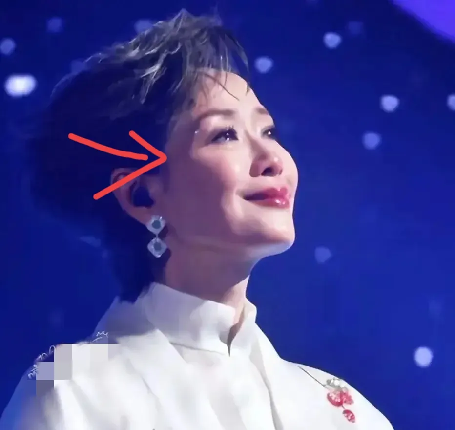 看过成都新白娘子演唱会的朋友跟我说
不要被叶童表面的样子骗了
她坐在侧面看到了