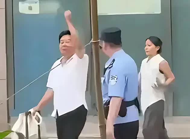 有人估计说今天会场外来了四五百人，全是支持善良妈妈的，最惊叹的是不常露面的以前老