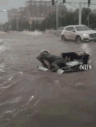 外卖小姐雨中摔倒不起，遇好心大哥出手相救。这鬼天气还是少点外卖吧，互相体谅，大家