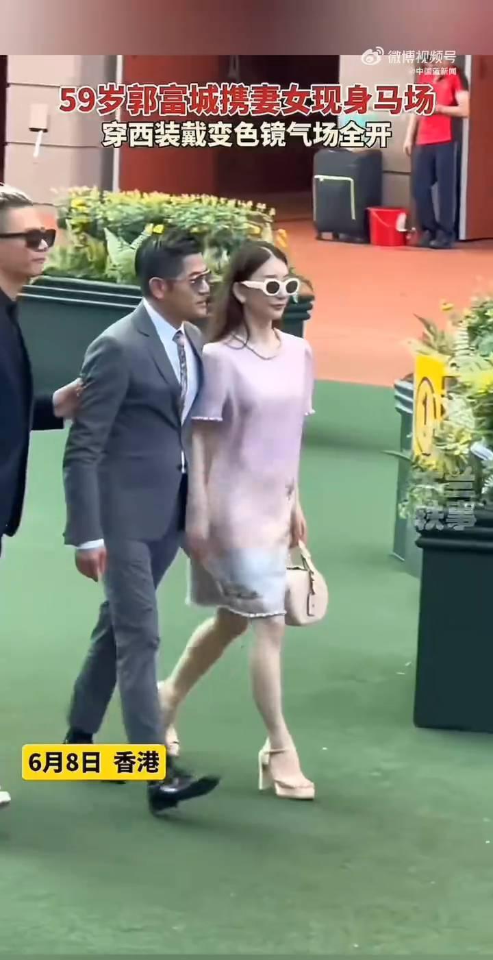 59岁郭富城携妻女现身马场，穿西装戴变色镜气场全开。
6月8日香港。