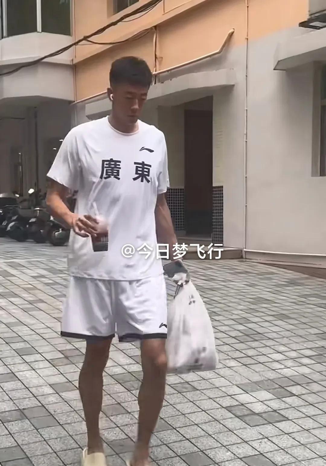 广东全运男篮出发东莞体育中心！
今日傍晚，广东队在宏远俱乐部出发，乘坐球队大巴前