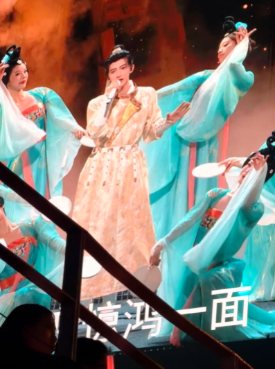 刘宇这是又给内娱舞台上强度了呀。开场直接吊威亚登场，一身精致古风妆造飘逸灵动，一