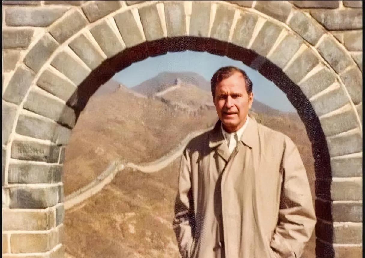 上世纪70年代
时任美国驻中国联络处主任的布什先生，游览八达岭长城并与长城合影留
