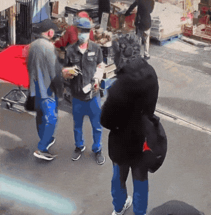 黑人袭击华裔白人出手相救











不敢相信！光天化日之下，一个黑人