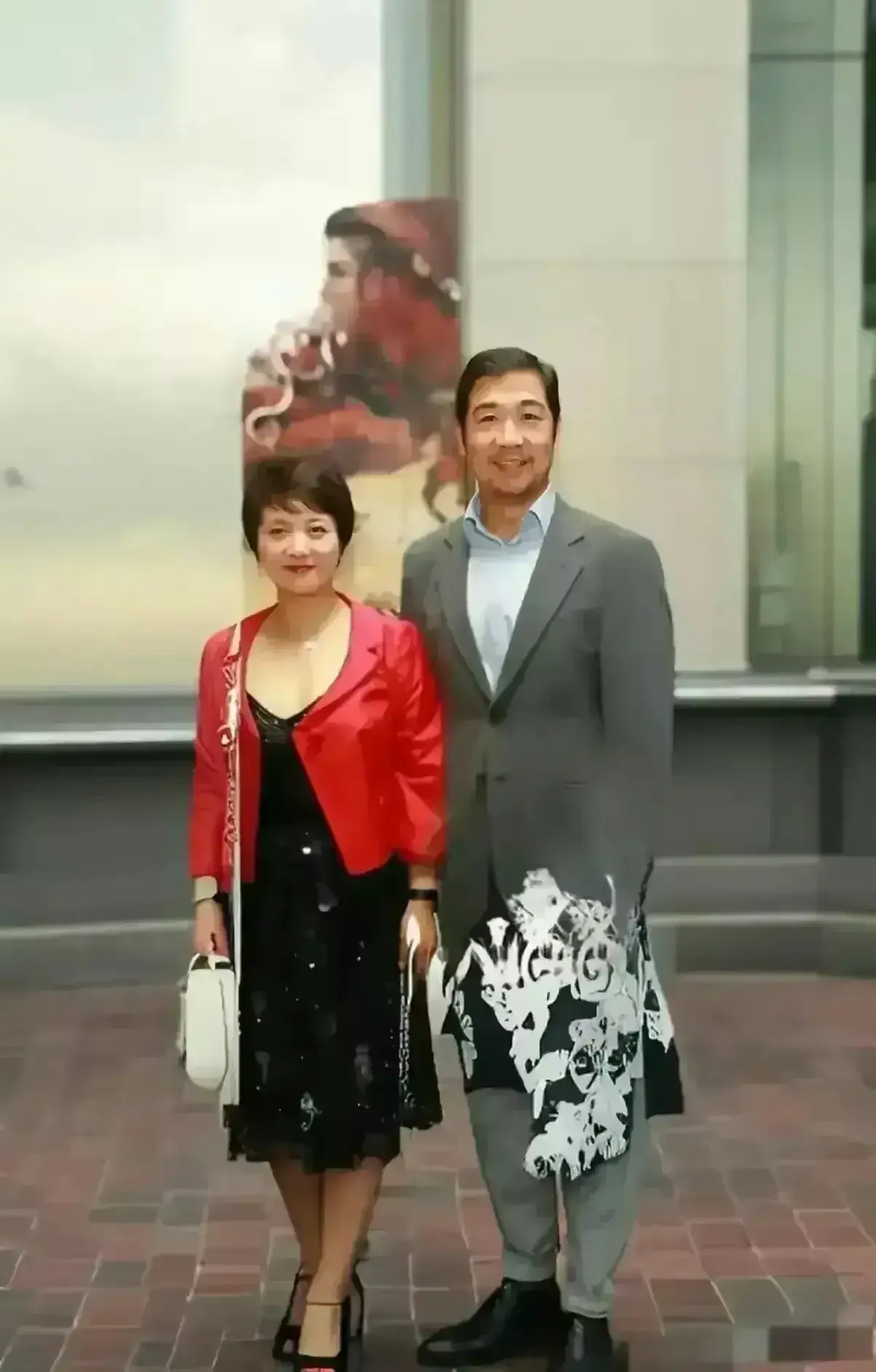 站在张国立旁边的女士是谁？是不是演员啊！
