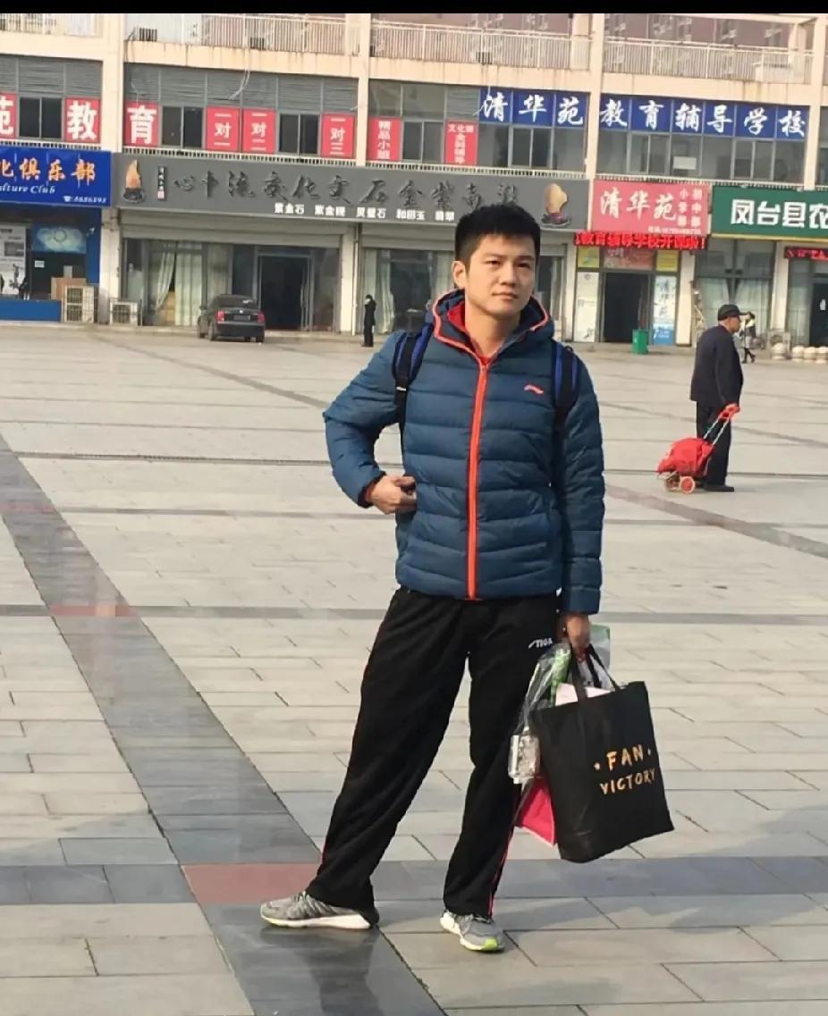 偶遇“返乡版”樊振东啦
谁懂！刷到这张图直接脑补出一整个故事—— 这不是在外辛苦