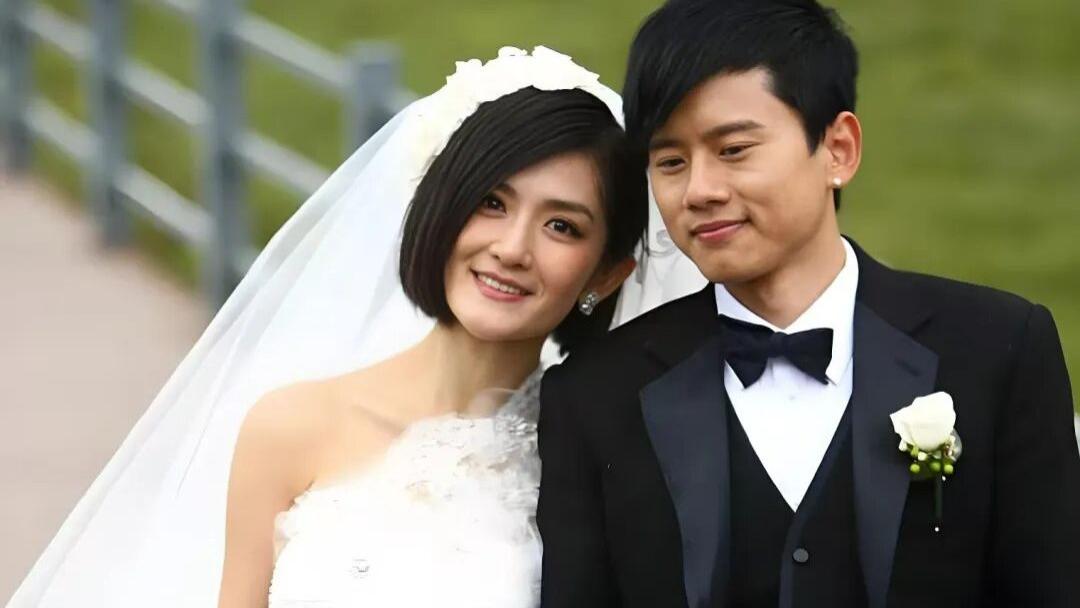 谢娜被离婚，张杰默默陪伴，十年婚姻早已过成了平凡夫妻