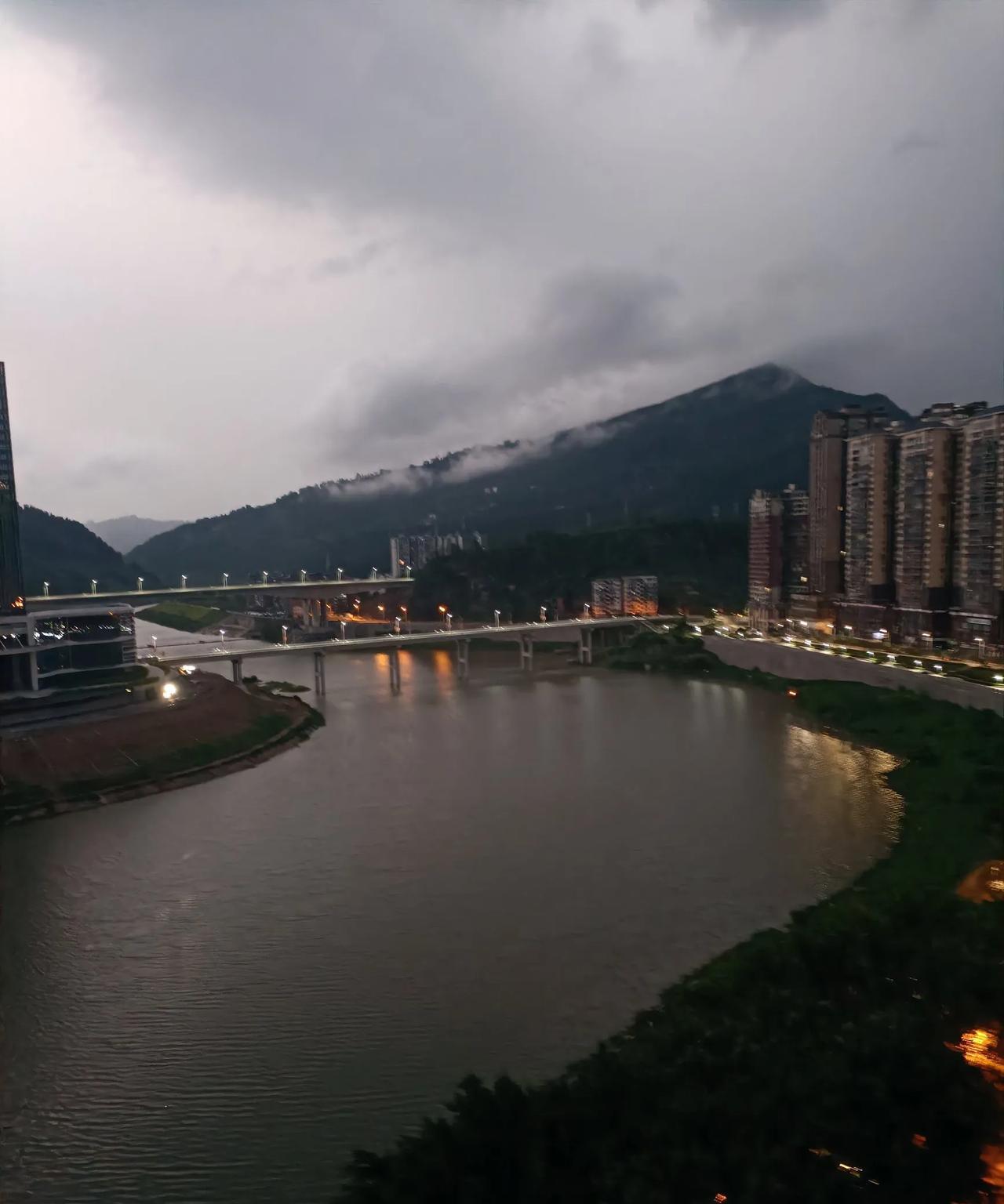#随手拍张照#星期天凌晨，宣漢百節溪，山雨欲來風滿樓！