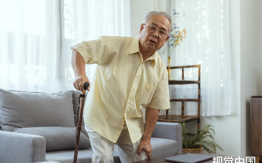 70多岁老人意外死于家中，女儿竟瞒住所有人独自守尸，不吃不喝直至自己饿死，真相令人咋舌