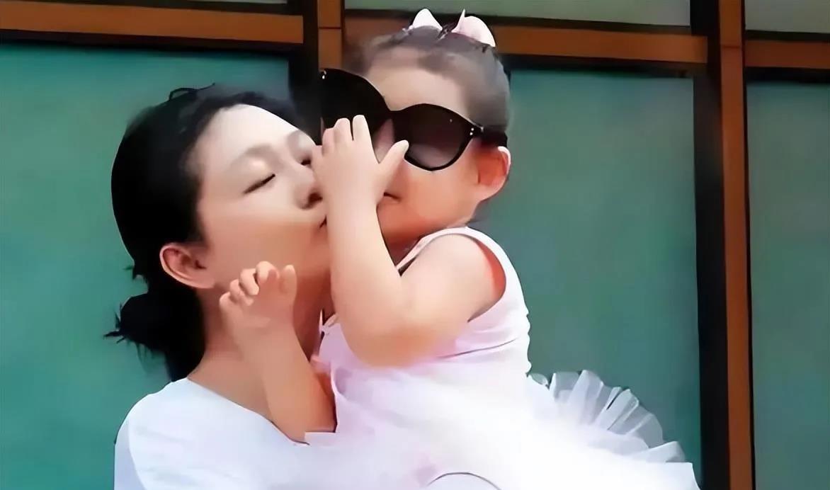 张兰: 她没有带过一天孩子，孩子都是小杨阿姨带大的！

汪小菲: 我老婆(大