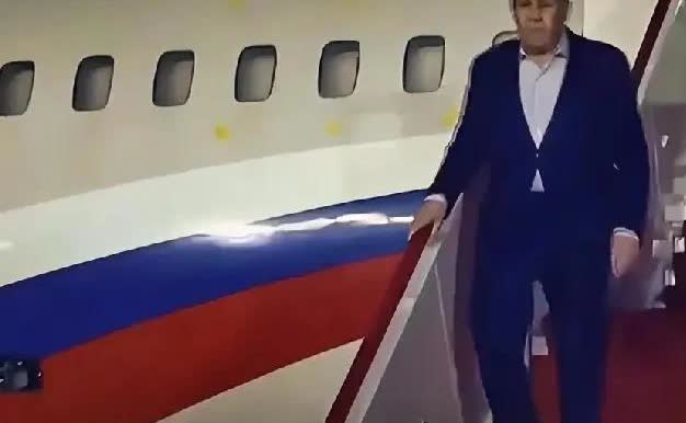 俄罗斯外交空间承压，老将拉夫下飞机时罗夫步伐沉重，心力交瘁！
7月11日夜俄罗