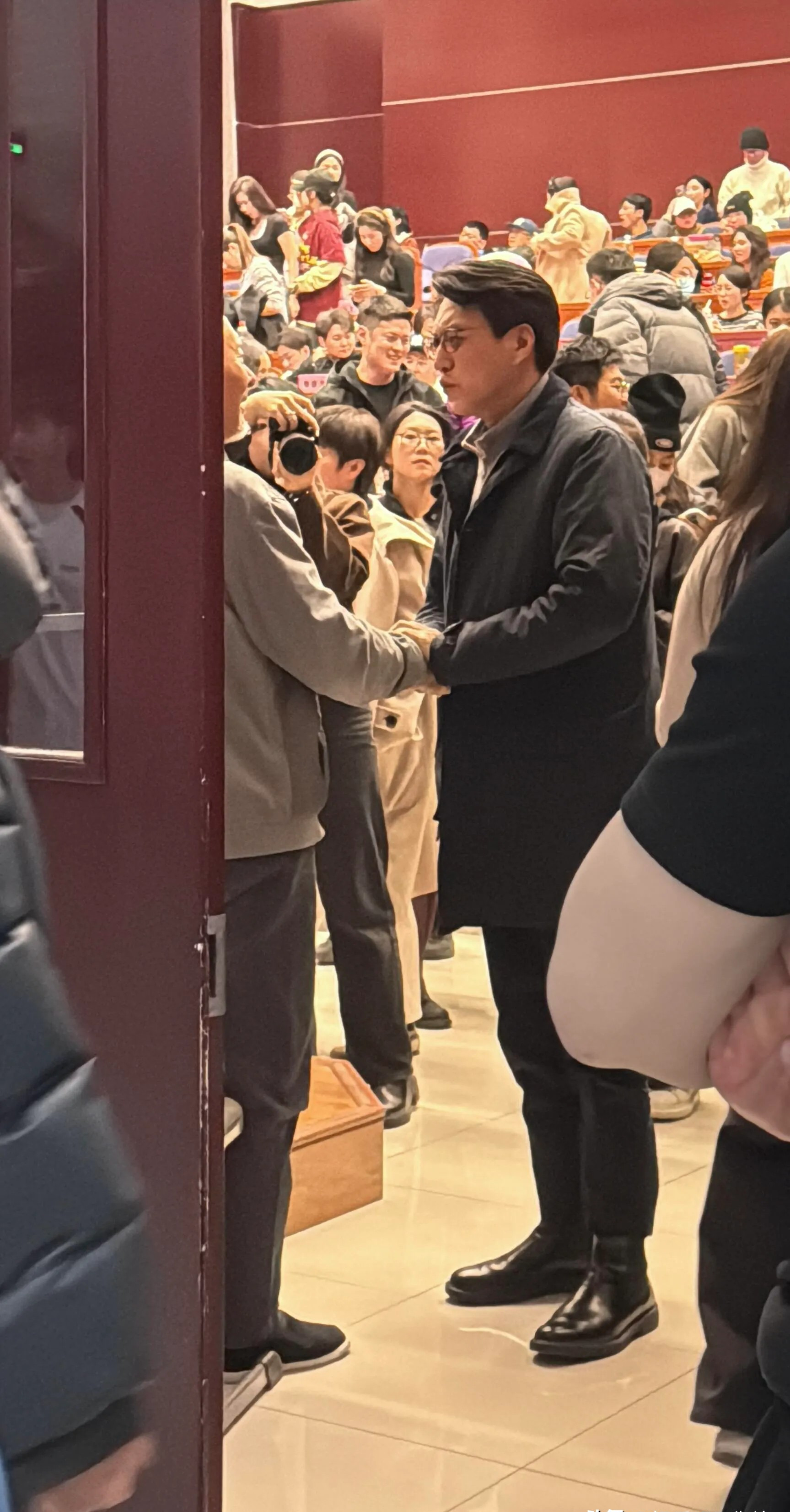 陈佩斯靳东中戏课堂相遇











什么？！陈佩斯老师竟然穿着布鞋就给
