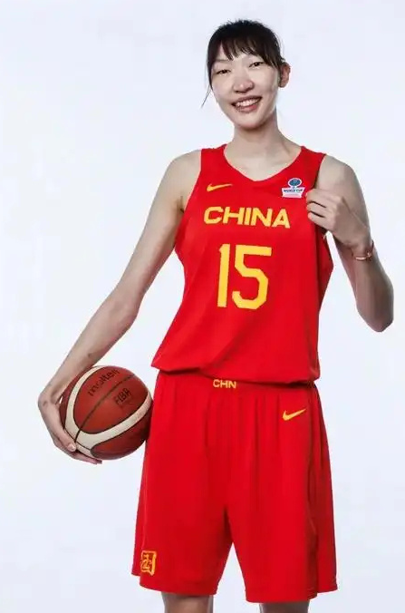 中国女篮霸气出击，韩旭赛场展锋芒！刚刚结束的女篮亚洲杯季军赛，中国女篮半场就以 