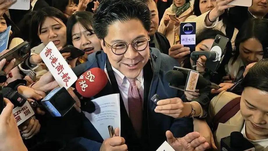 摊牌了，45岁霍启刚官宣新身份，12万亿惊呆众人，郭晶晶坐不住了