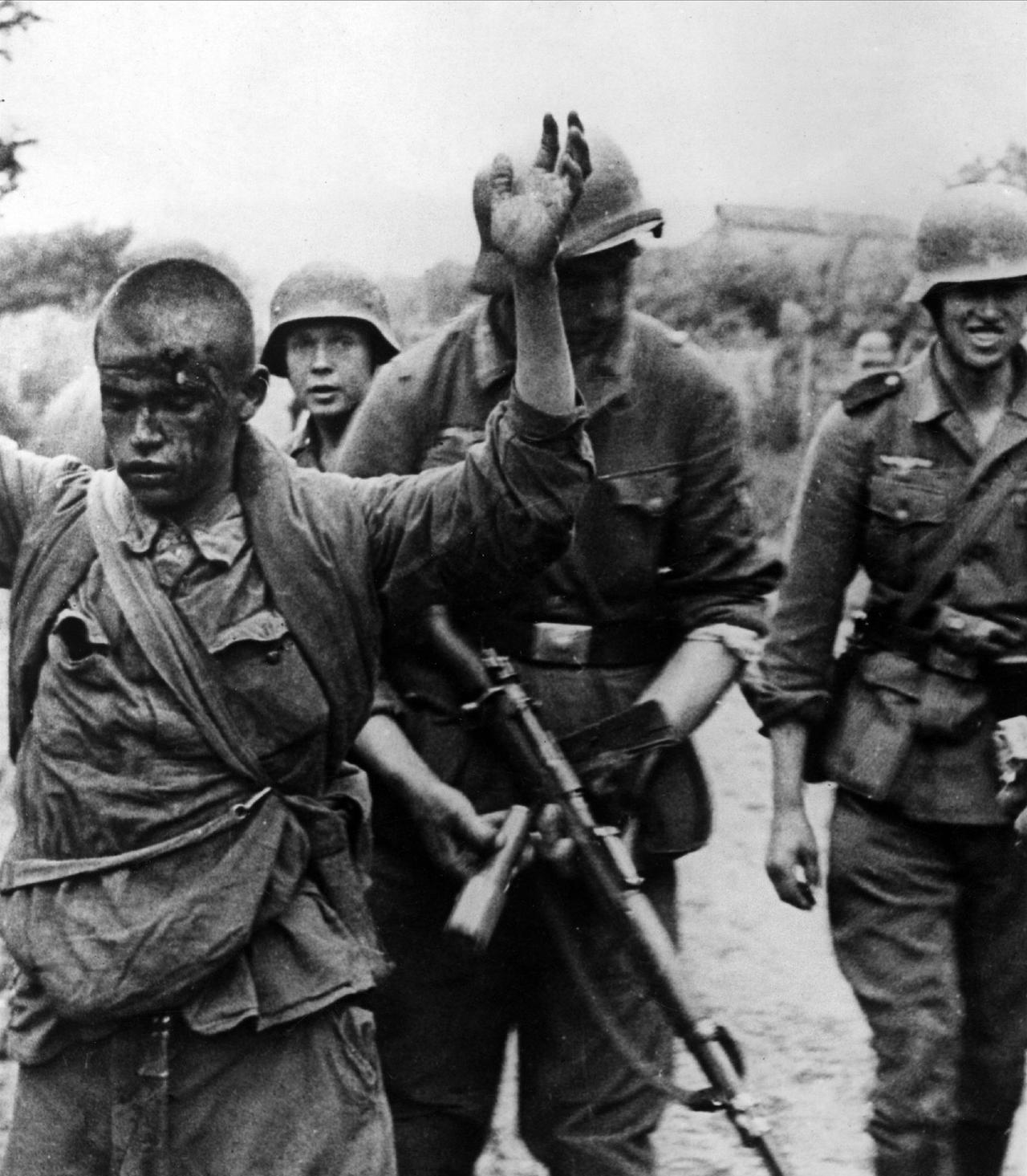 1941年，东线，斯摩棱斯克地区。一名苏军狙击手被德军俘虏。从照片上来看，这名苏