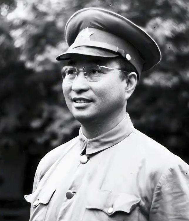 1953年，陈赓的车在哈尔滨被一个交警拦下，他直接拉开车门坐到车里，随后对司机说
