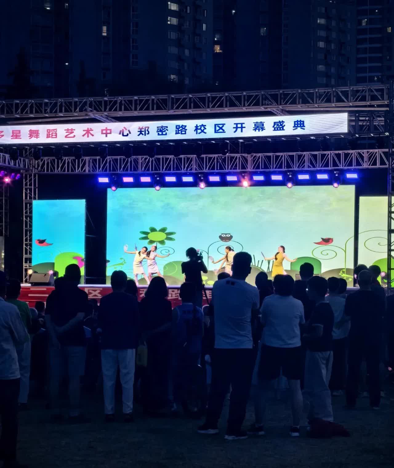 然后年龄不大都会跳舞，会唱歌，会唱戏，然后觉得每个孩子都有一份自己的特长。
小
