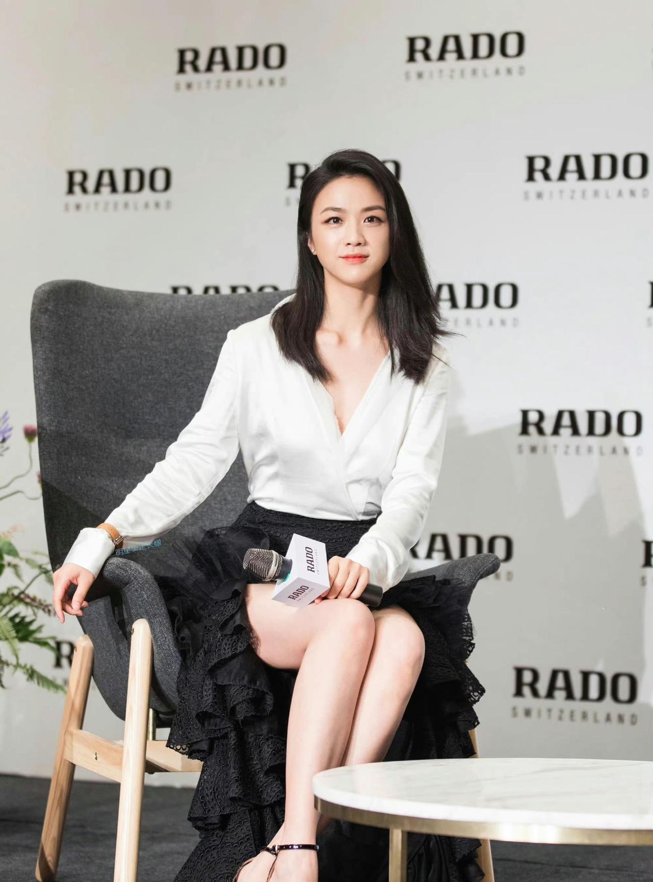 汤唯真的是大花里独一份的松弛感美人！
她穿这身黑白套装太对味了，简约又显气质，展