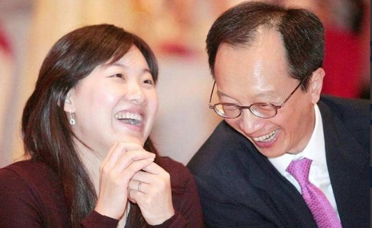 2019年，伏明霞从和睦家医院出院时，院长特意前来问候她：老板娘好！伏明霞感到万