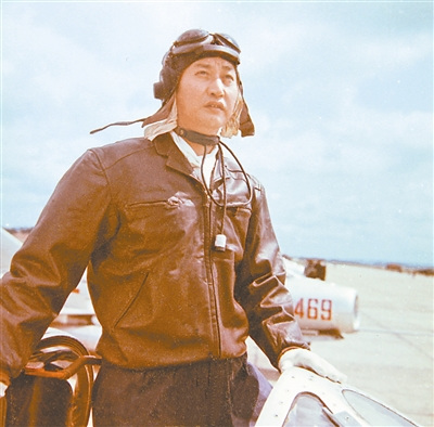 1951年，刘玉堤在返航过程中瞥到云层之中黑压压的一片敌机，抱着拼死一搏的想法，