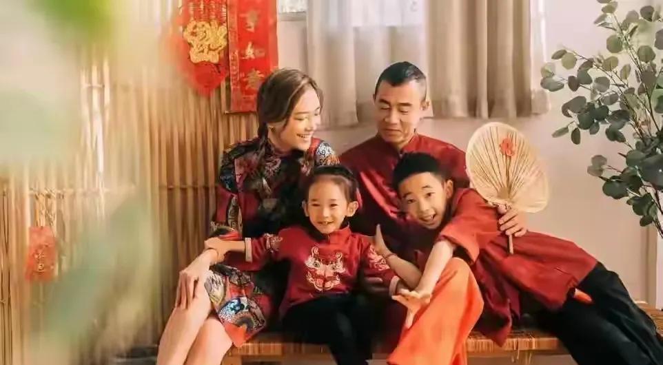 陈小春携妻儿迪拜度假，爱意满溢岁月优待
近日，陈小春携妻儿前往迪拜开启度假之旅，